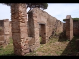 08188 ostia - regio v - via dell'invidioso - edificio (v,iv,3) - nordseite - 3. raum von westen - bli ri suedosten - tuer - treppe - 06-2024.jpg